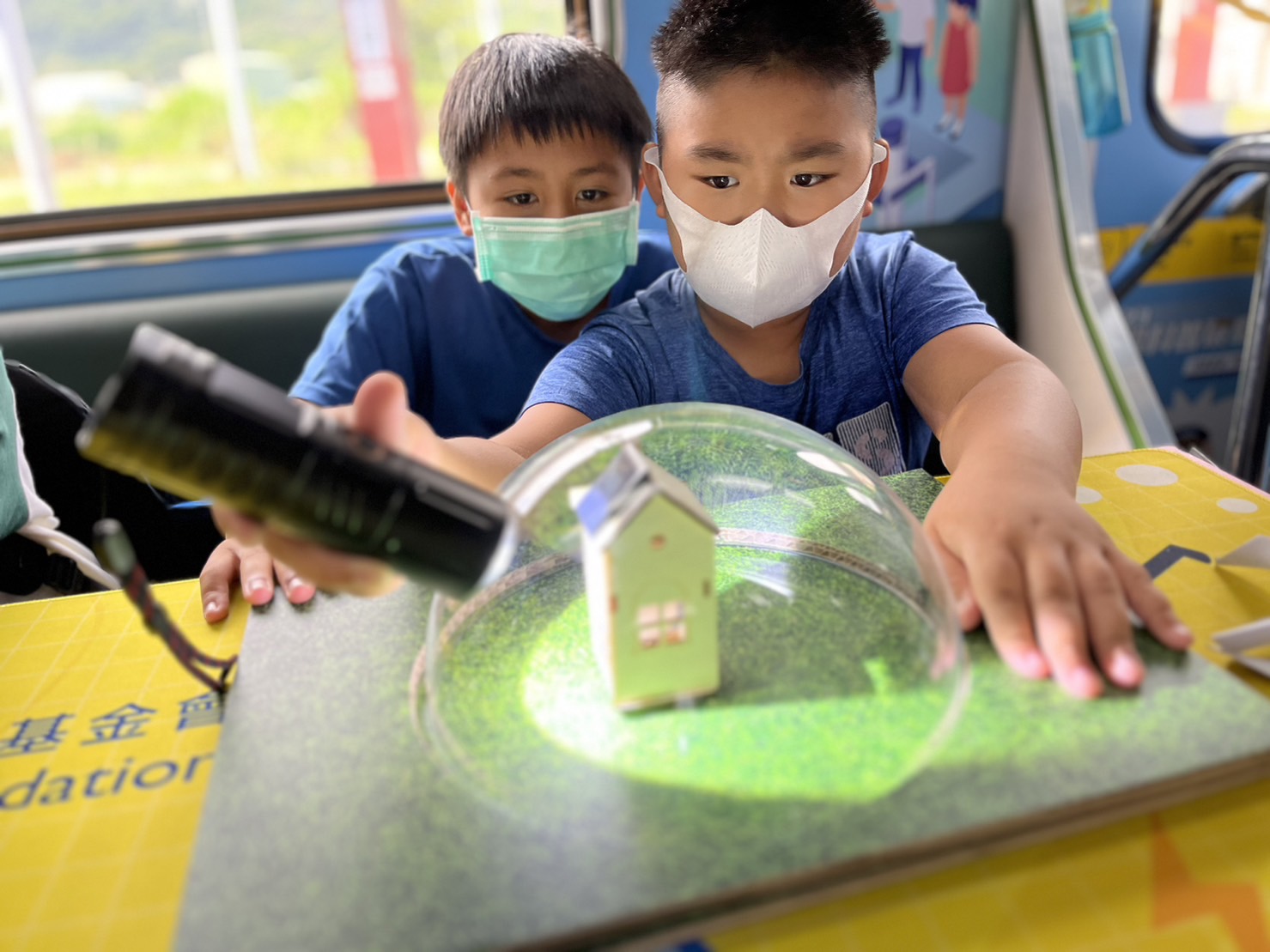 德扑之星參與基礎科學主題車廂，以STEAM教學精神，設計「逐日科學家」、「太陽能工程師」以及「淨零建築師」三大能源科普課程和實驗