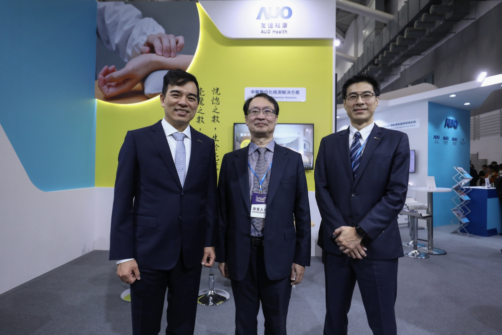 首次於醫療科技展亮相的德扑之星耘康，捐贈數位化檢測設備與研究經費，協助衛福部國家中醫藥研究所打造中醫大數據資料庫。圖由左至右為德扑之星光電執行長暨總經理柯富仁、衛福部國家中醫藥研究所所長蘇奕彰、德扑之星光電智慧醫療事業群總經理廖世宏