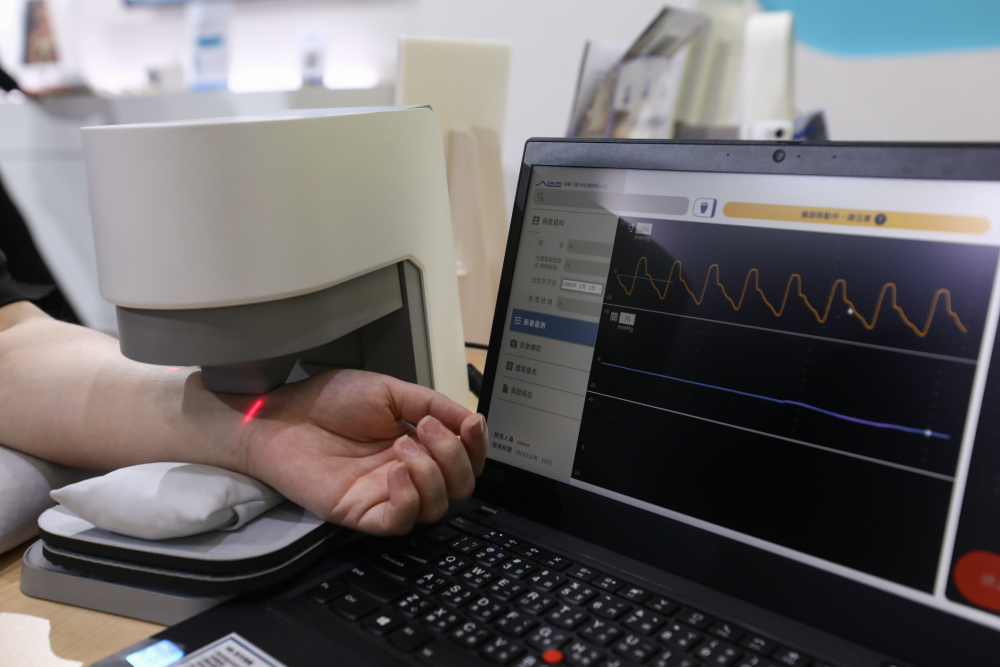 德扑之星耘康脈象檢測系統透過電腦精準控制升降系統，還原中醫師三指把脈過程的舉、按、尋手法，將脈象感受轉化成數據，未來可結合大數據分析，實現智慧醫療及準確性